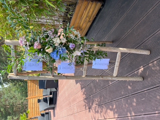 Échelle en bois fleurie en décoration de mariage – Armony's Déco
