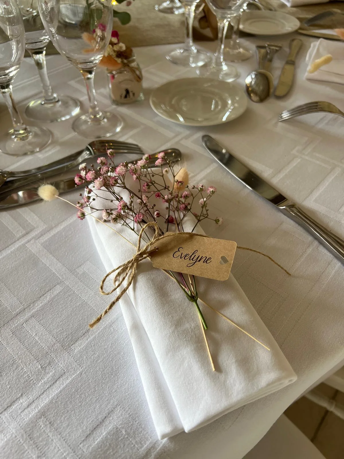 Marque-place en kraft « Eulalie » et fleurs séchées roses – Armony's Déco