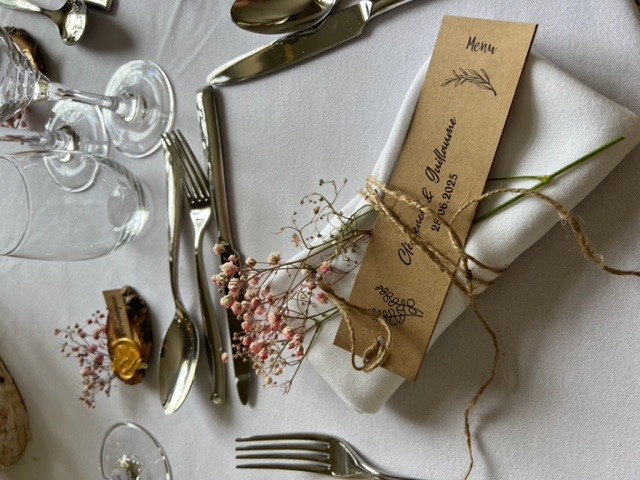 Marque-place et fleur séchée sur serviette – Armony's Déco