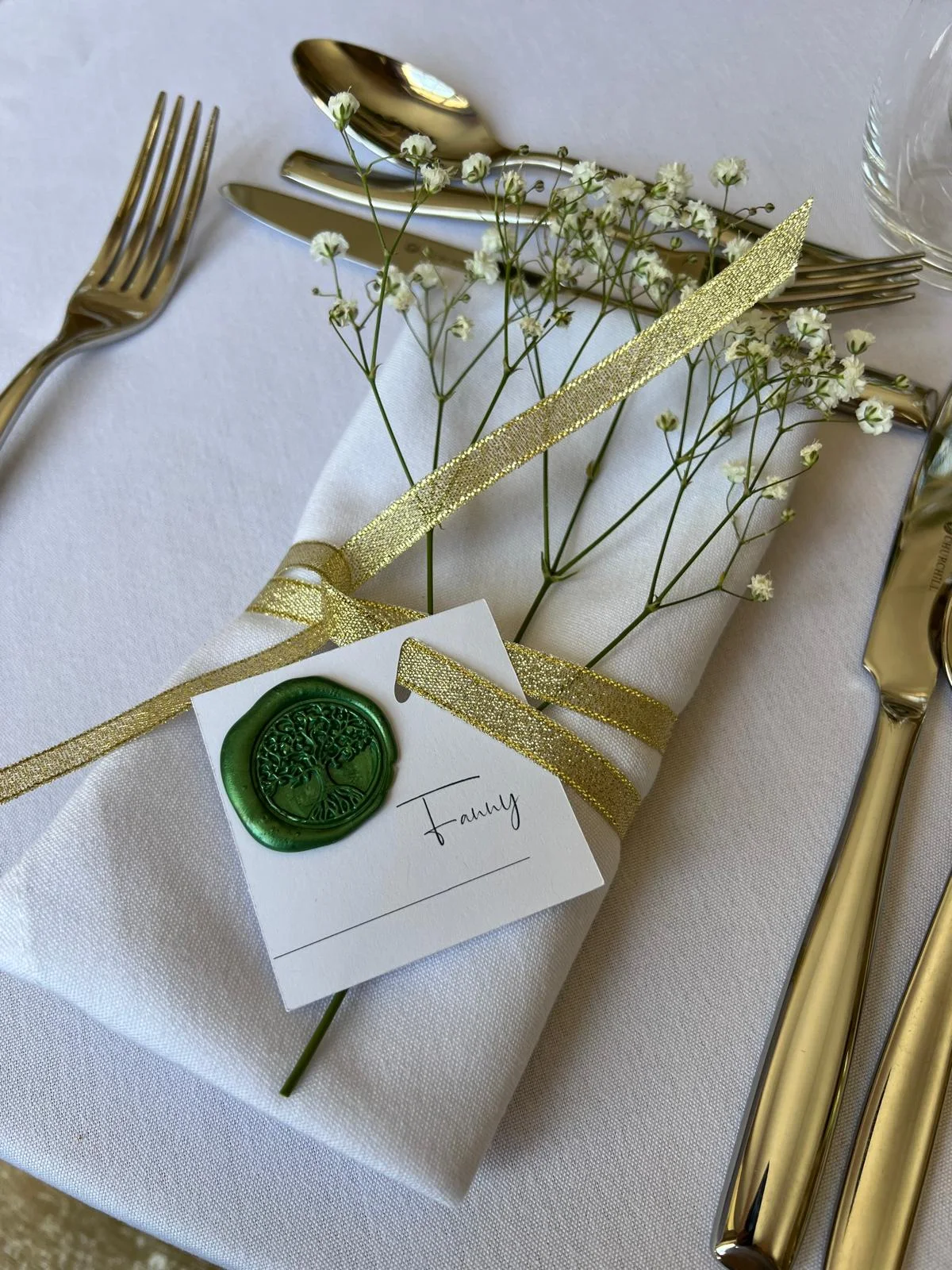 Marque-place « Fanny » au sceau de cire vert, ruban doré et gypsophile – Armony's Déco