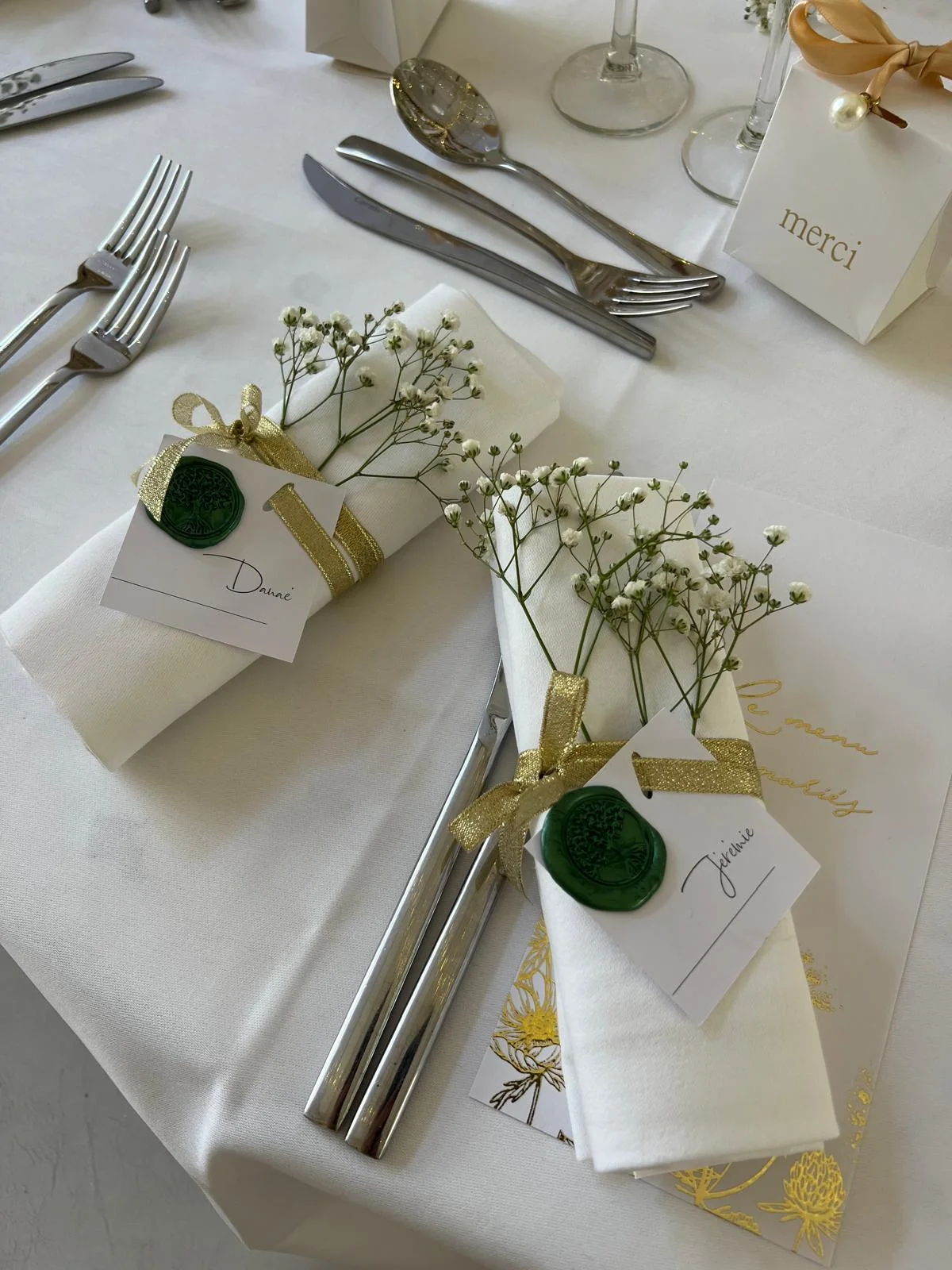 Marque-places au sceau de cire vert, gypsophile et boîte « merci » – Armony's Déco