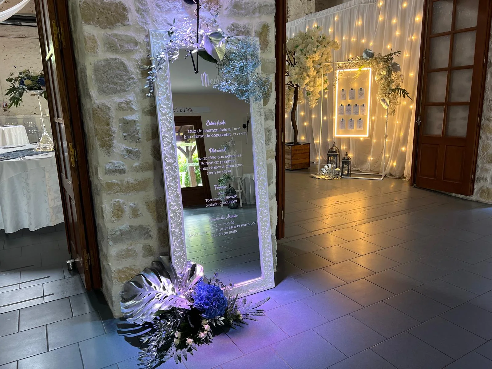 Miroir de bienvenue et arche lumineuse en entrée de salle, fleurs bleu nuit – Armony's Déco