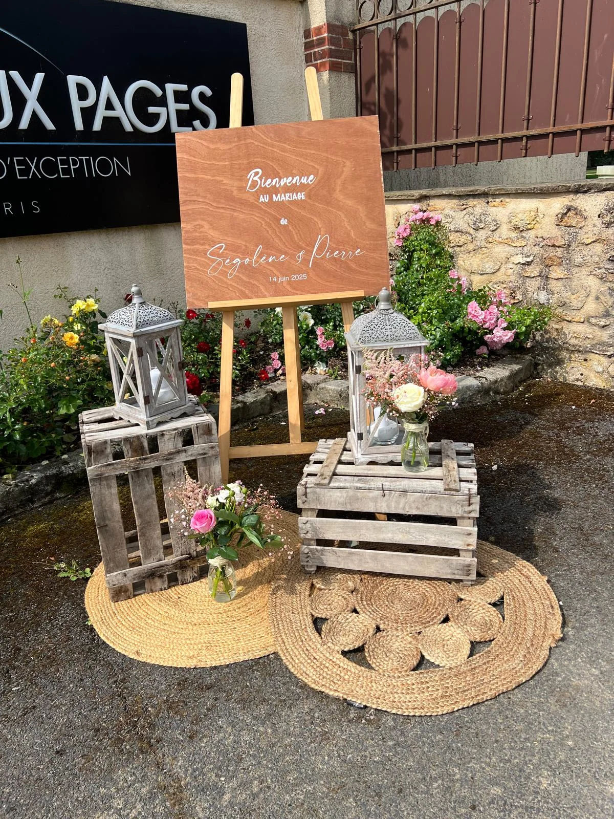 Panneau de bienvenue en bois, caisses, lanternes et tapis de jute – Armony's Déco