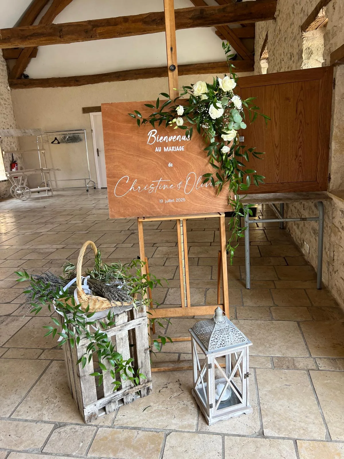 Panneau de bienvenue sur chevalet, lanternes et fleurs blanches – Armony's Déco