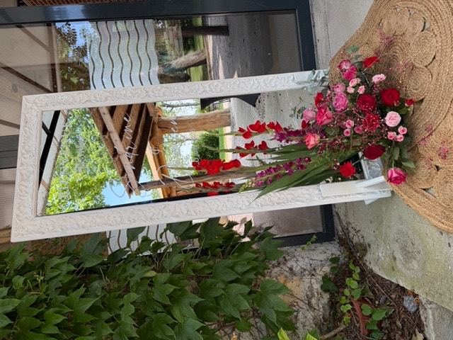 Panneau fleuri sur chevalet en extérieur – Armony's Déco