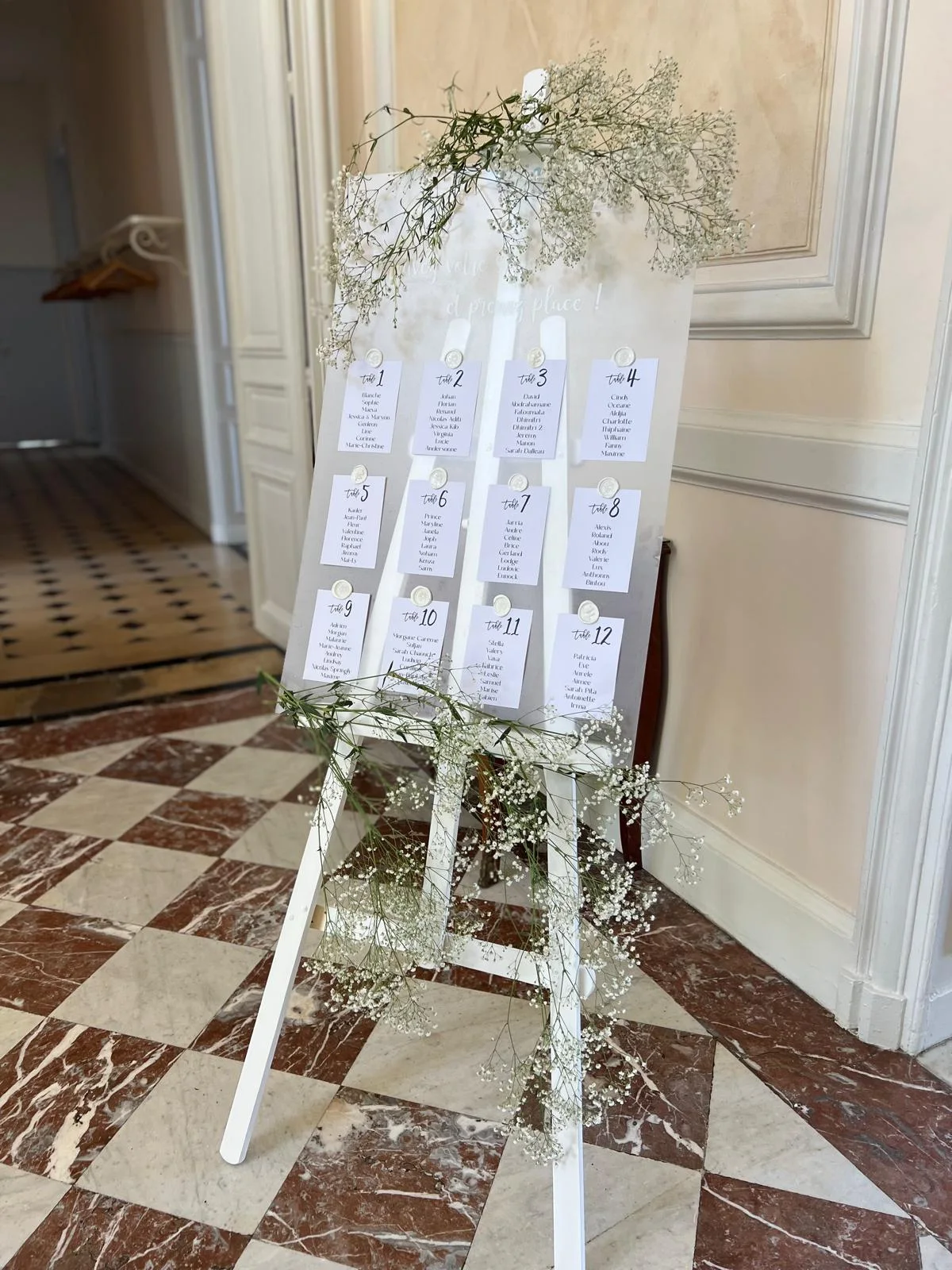 Plan de table sur chevalet blanc, étiquettes et feuillage – Armony's Déco