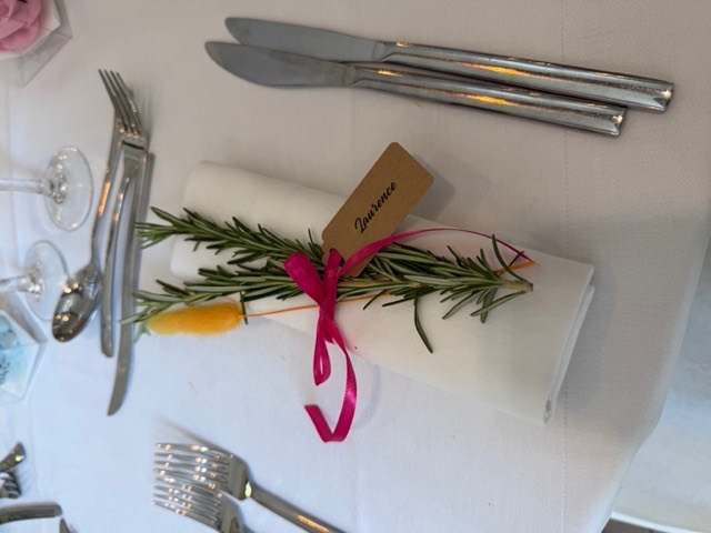 Serviette avec brin de romarin et ruban rose – Armony's Déco