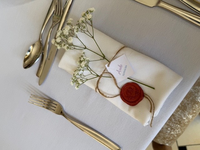 Serviette pliée avec gypsophile et sceau de cire – Armony's Déco