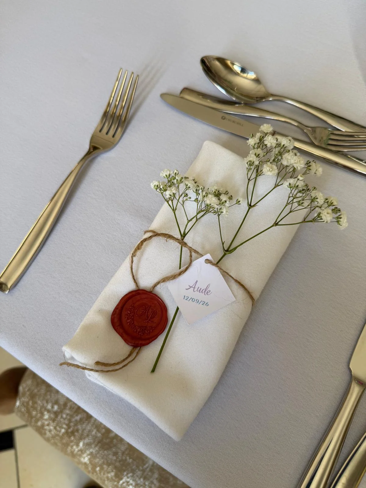 Serviette pliée, gypsophile et sceau de cire rouge – Armony's Déco