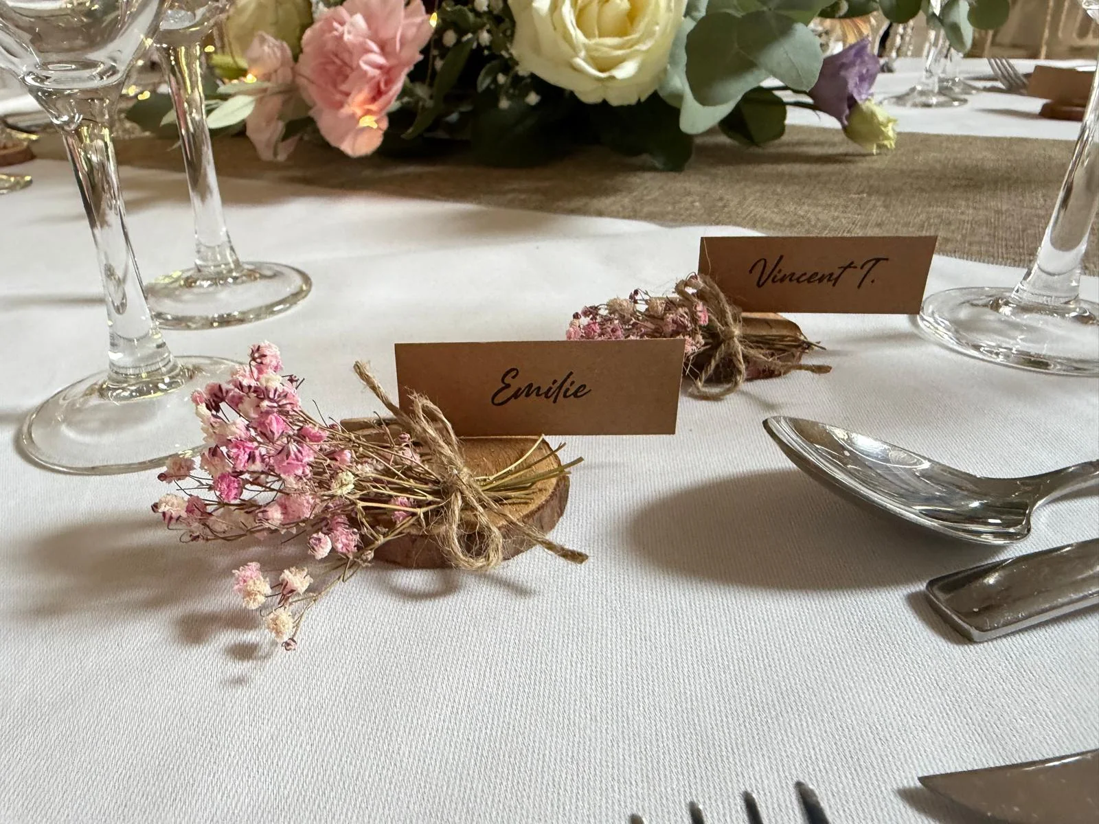 Marque-places en kraft sur rondins de bois avec gypsophile rose – Armony's Déco
