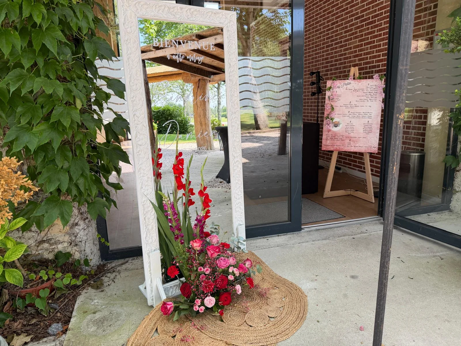 Miroir de bienvenue au cadre blanc, glaïeuls et roses rouges – Armony's Déco