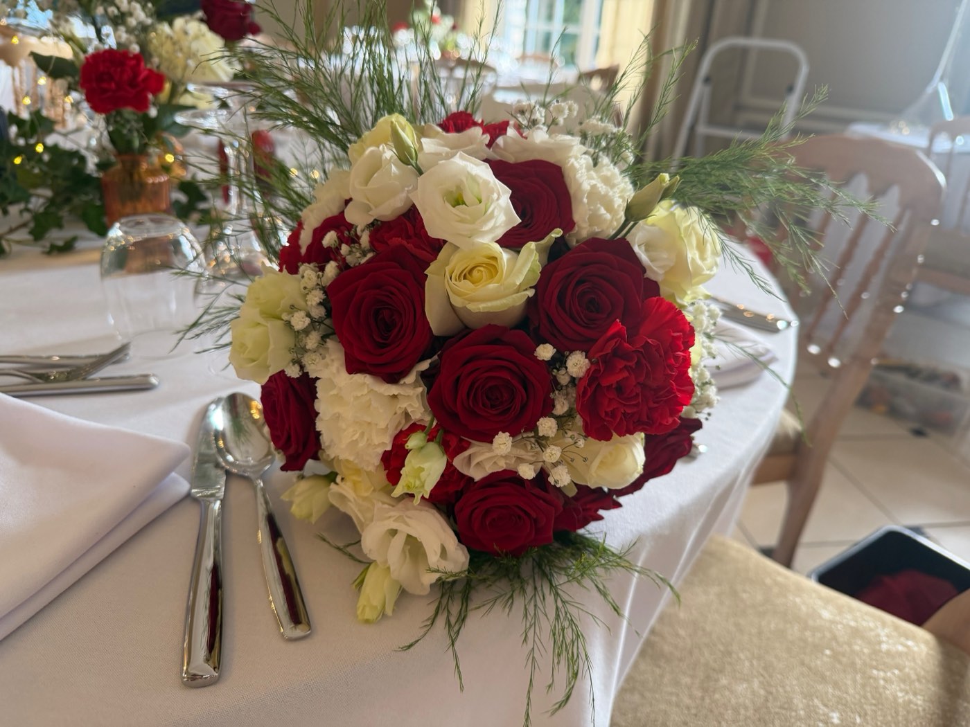 Bouquet de mariée en roses bordeaux et fleurs blanches