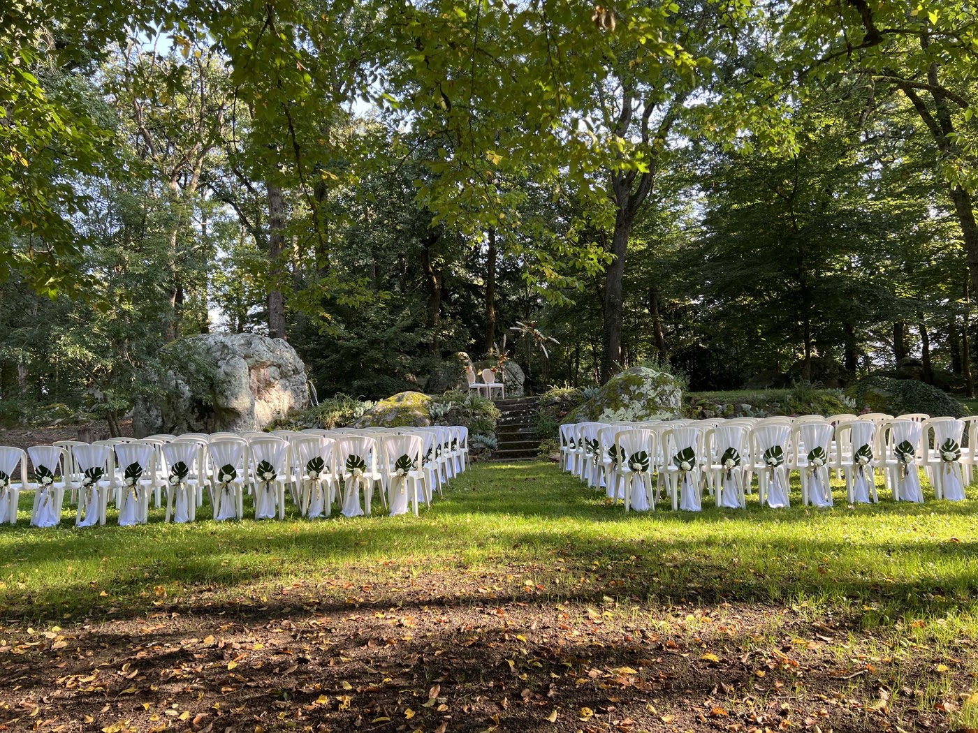Installation d'une cérémonie laïque dans le parc d'un domaine de réception