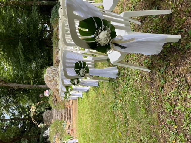 Allée de cérémonie avec chaises fleuries – Armony's Déco