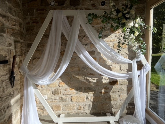 Arche de voilages blancs dans une bâtisse en pierre – Armony's Déco