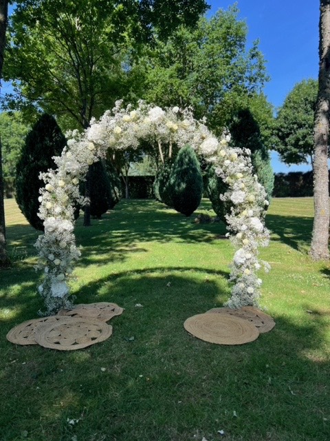Arche ronde en fleurs blanches pour cérémonie laïque – Armony's Déco