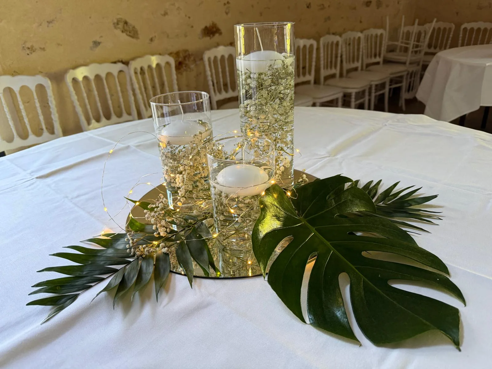 Bougies flottantes dans des cylindres en verre, guirlande lumineuse, palmes et monstera – Armony's Déco