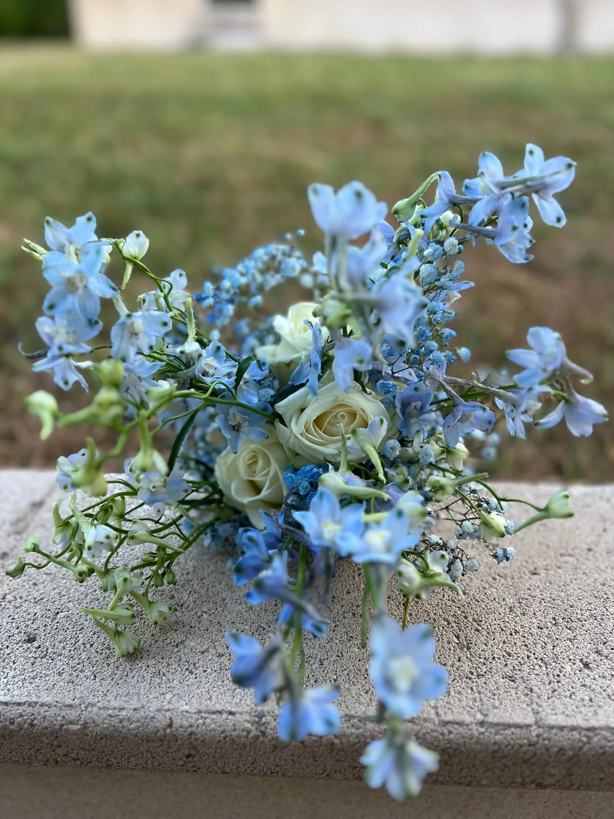 Bouquet de mariée bleu et blanc, delphiniums et roses – Armony's Déco