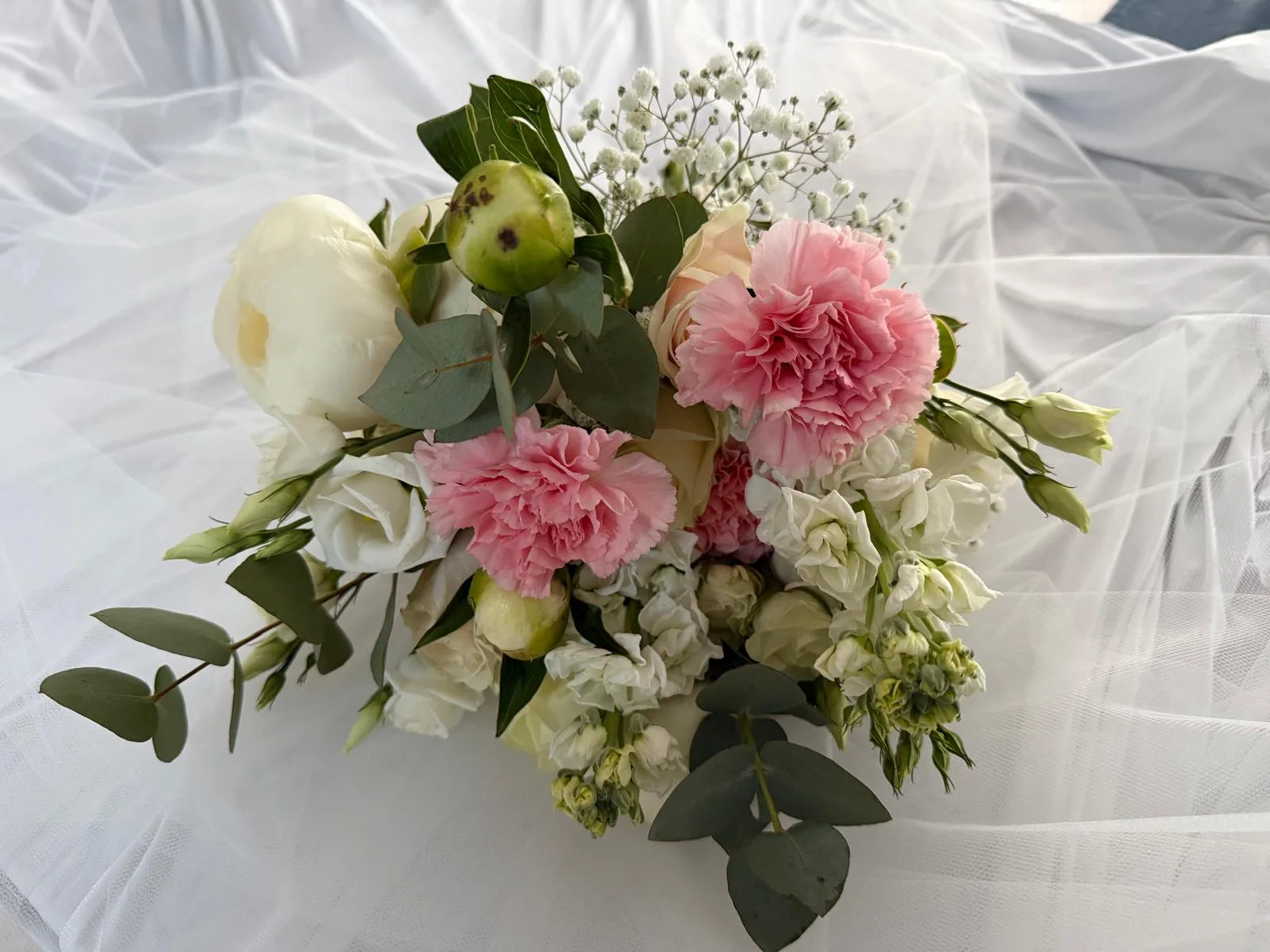 Bouquet de mariée rose et blanc, dahlias et eucalyptus – Armony's Déco