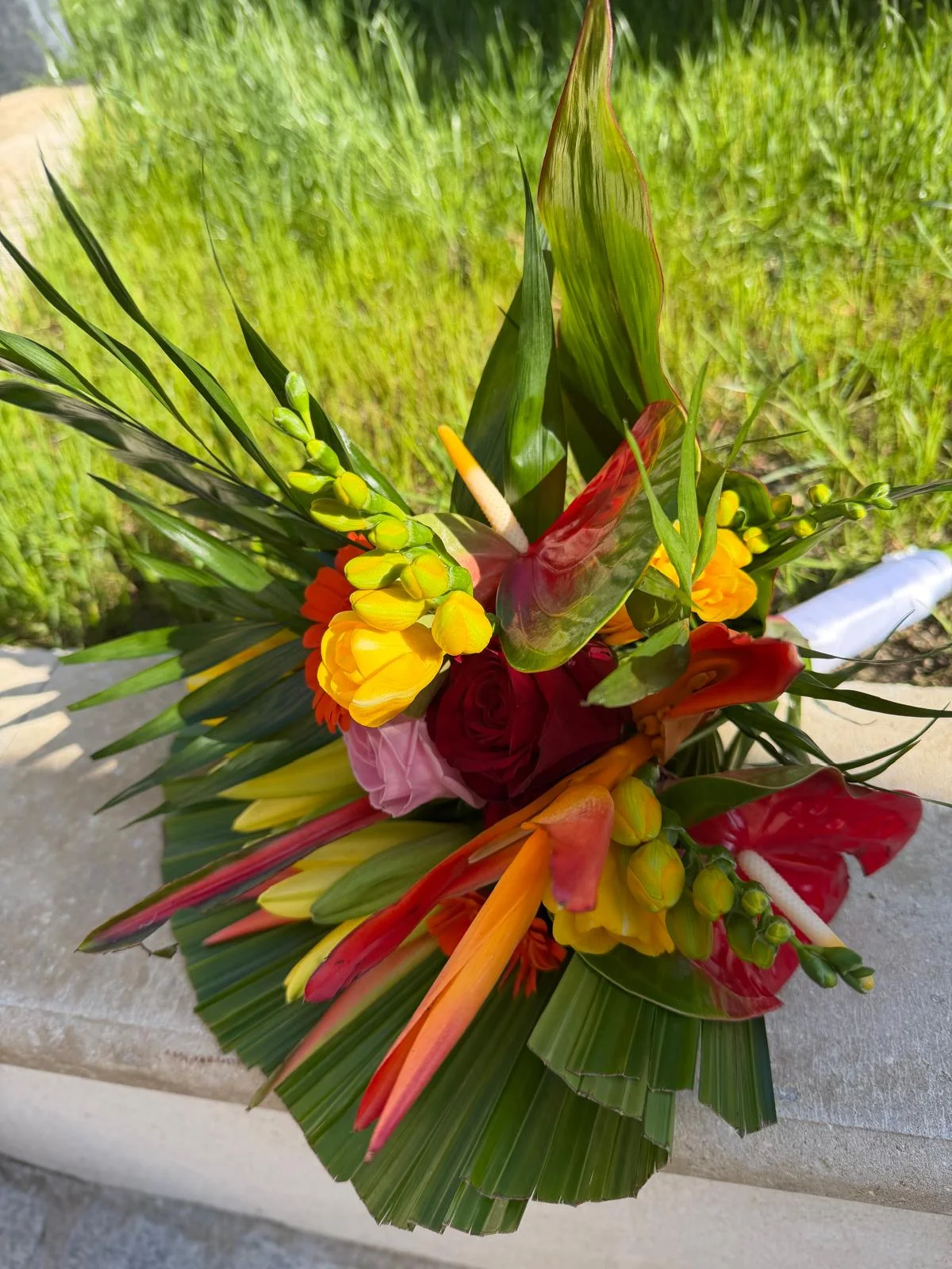Bouquet exotique, feuillage tropical et fleurs orangées – Armony's Déco
