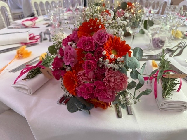 Bouquet rouge sur une table – Armony's Déco