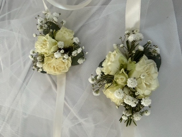 Boutonnières en fleurs blanches – Armony's Déco