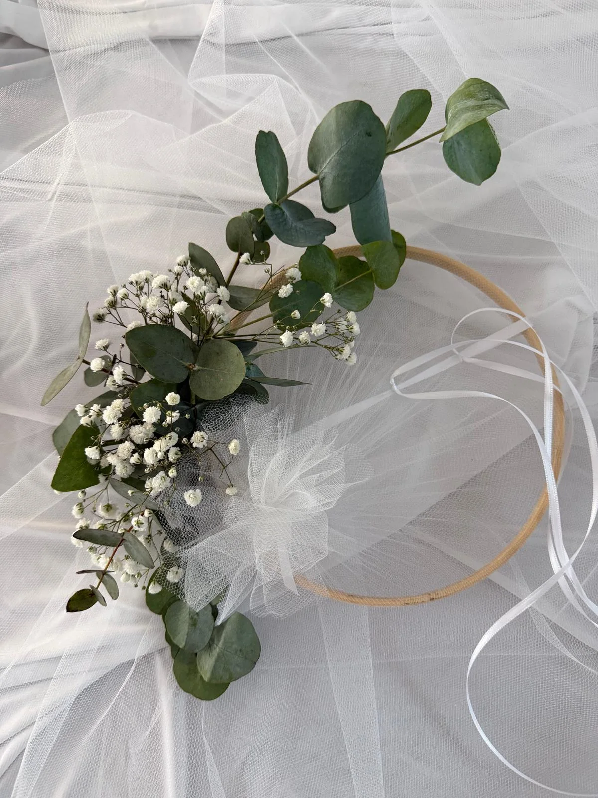 Cerceau doré fleuri d'eucalyptus et de gypsophile sur voilage – Armony's Déco