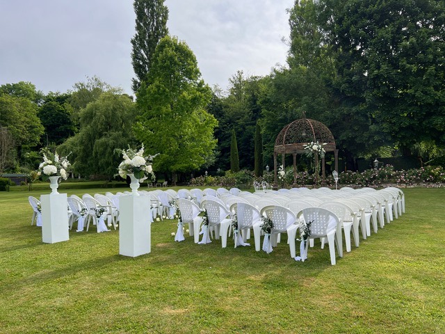 Cérémonie laïque en extérieur avec chaises blanches – Armony's Déco