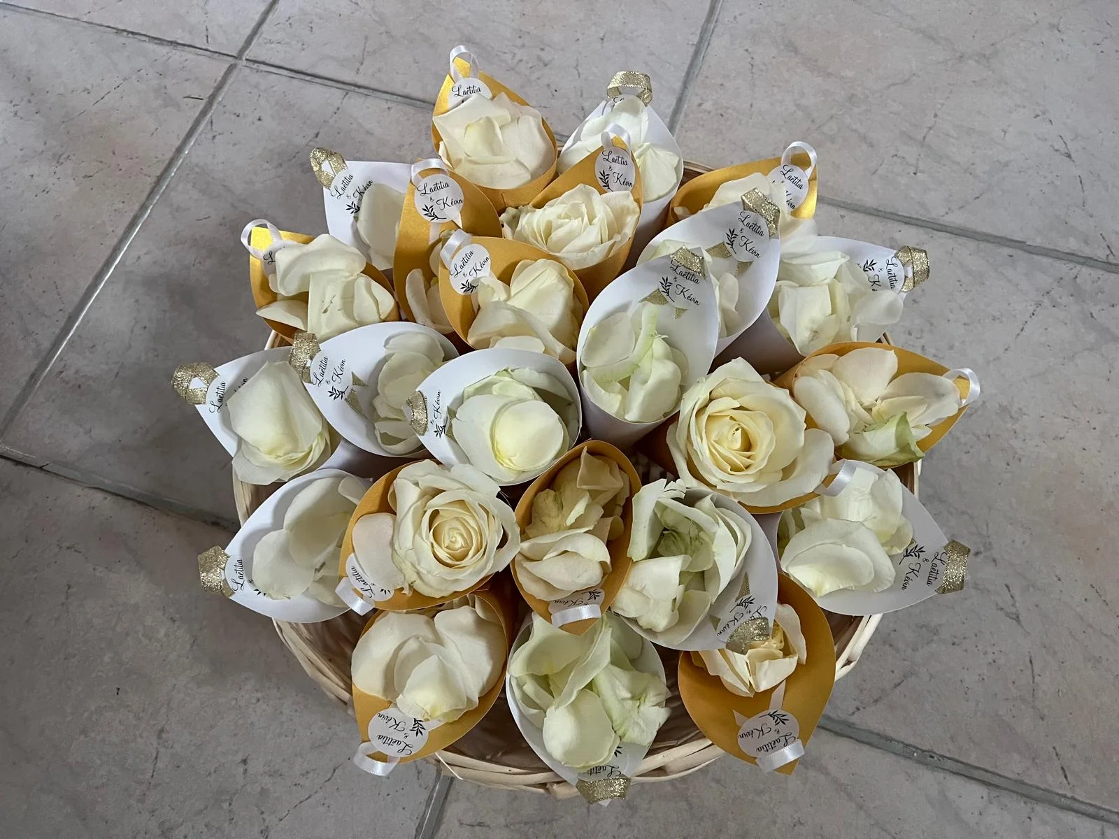 Composition ronde de roses blanches – Armony's Déco
