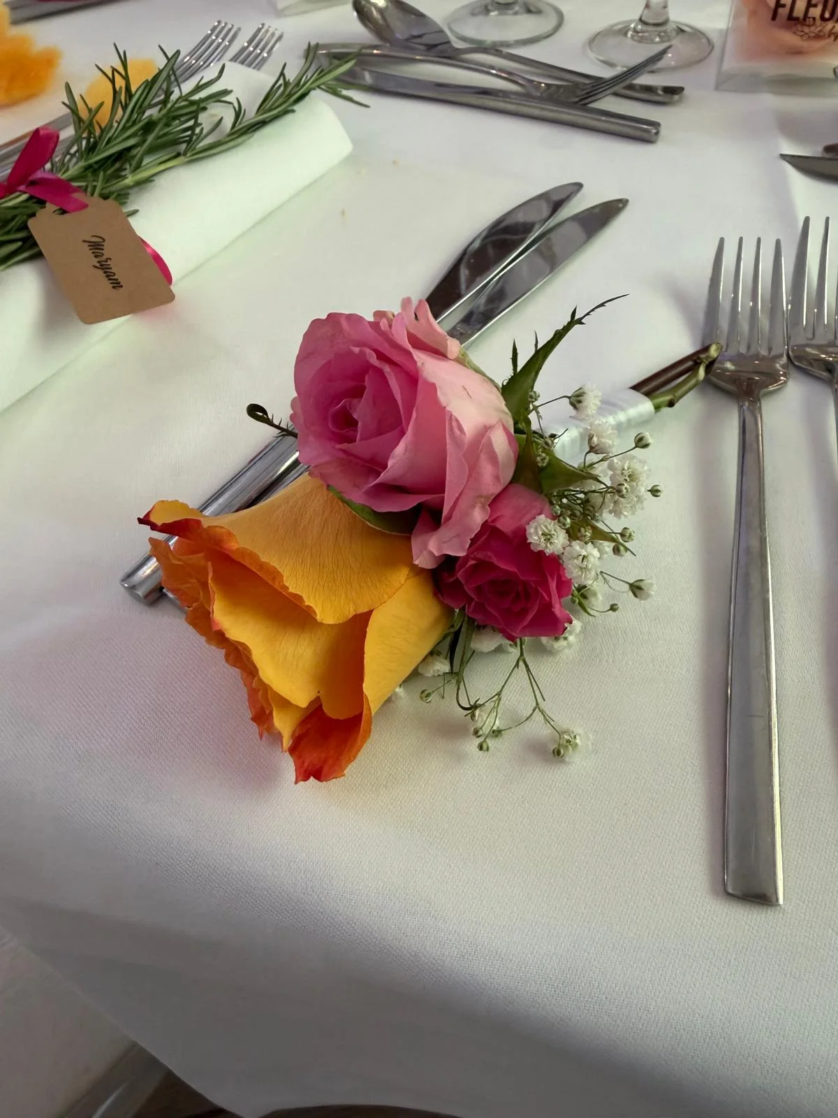 Mini-bouquet rose et orange posé sur la serviette – Armony's Déco