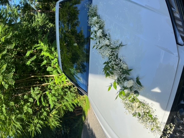 Voiture des mariés décorée de feuillage – Armony's Déco