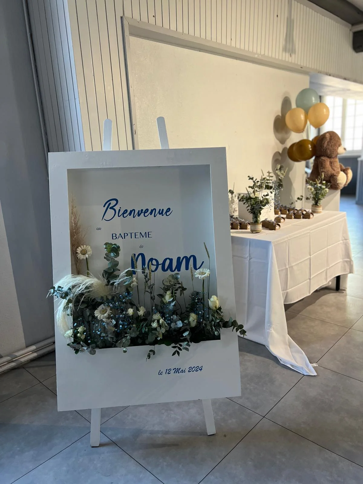 Panneau de bienvenue pour le baptême de Noam, fleurs bleues et blanches – Armony's Déco