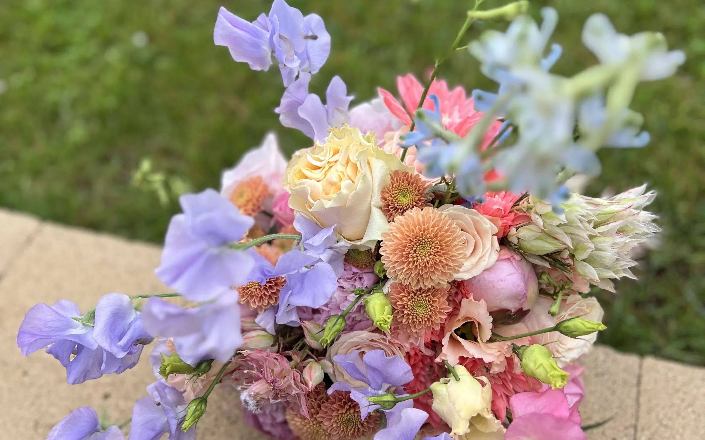 Bouquet pastel de roses et fleurs de saison aux tons pêche, rose et lavande – Armony's Déco