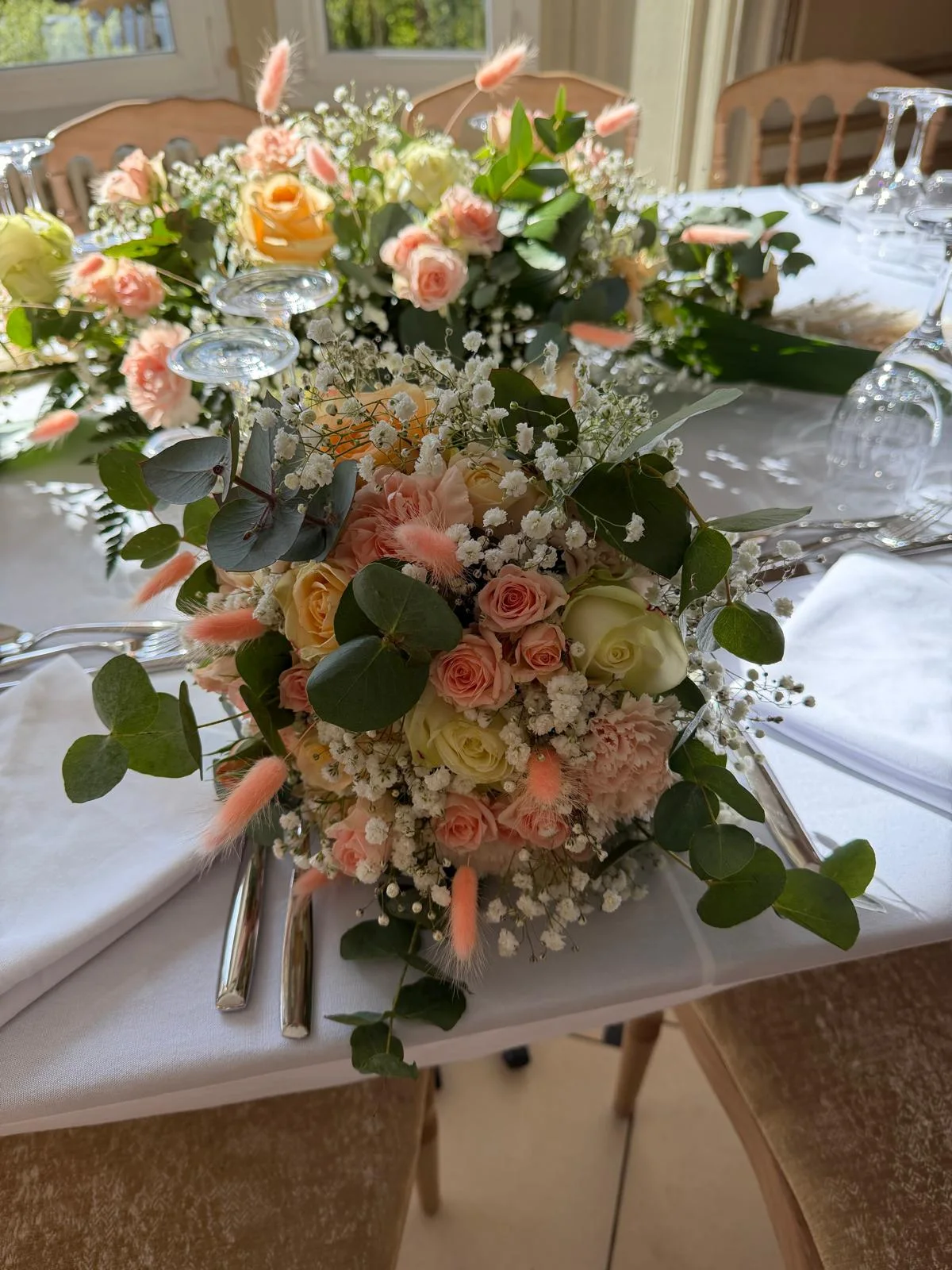 Centre de table en roses pêche et eucalyptus – Armony's Déco