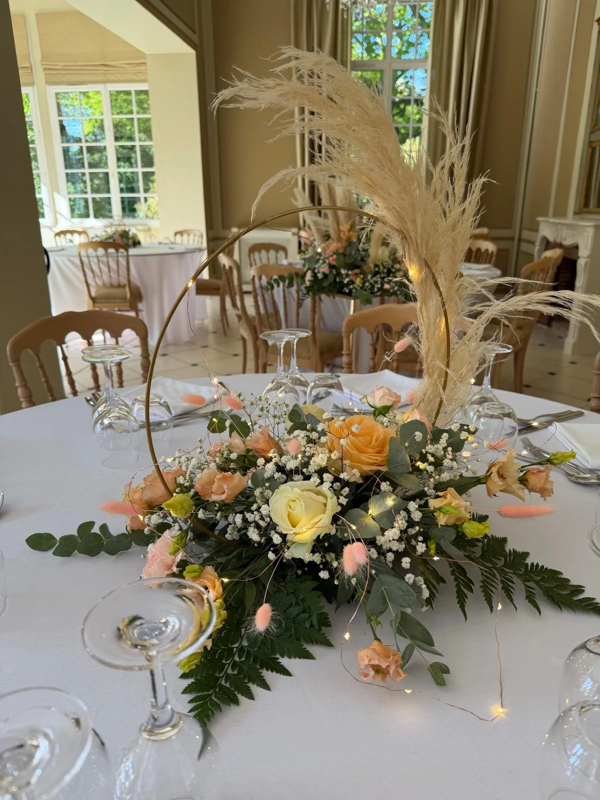 Cerceau doré, pampa et roses sur une table ronde – Armony's Déco