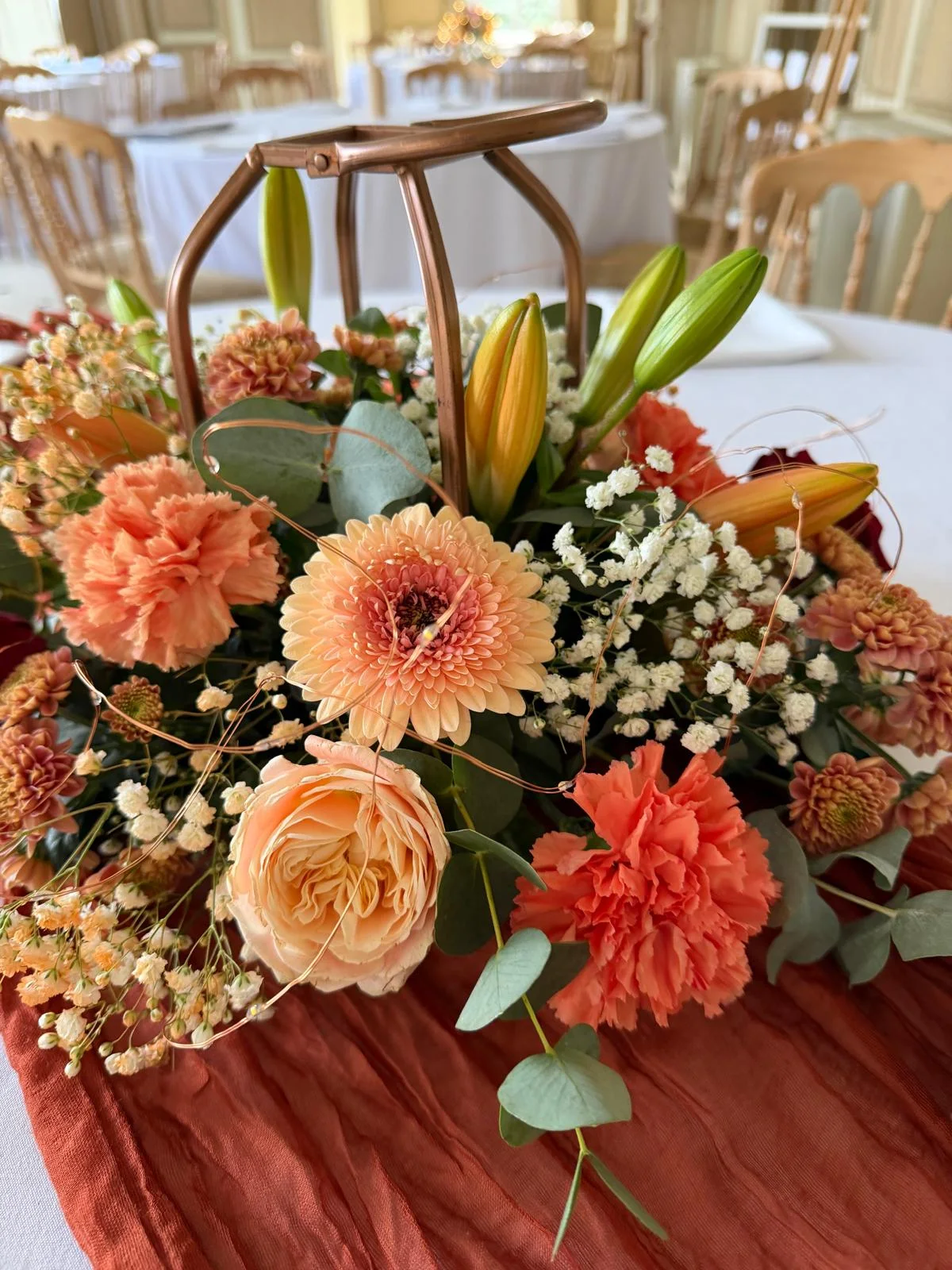 Composition florale pêche : œillets, gerbera, lys et gypsophile – Armony's Déco