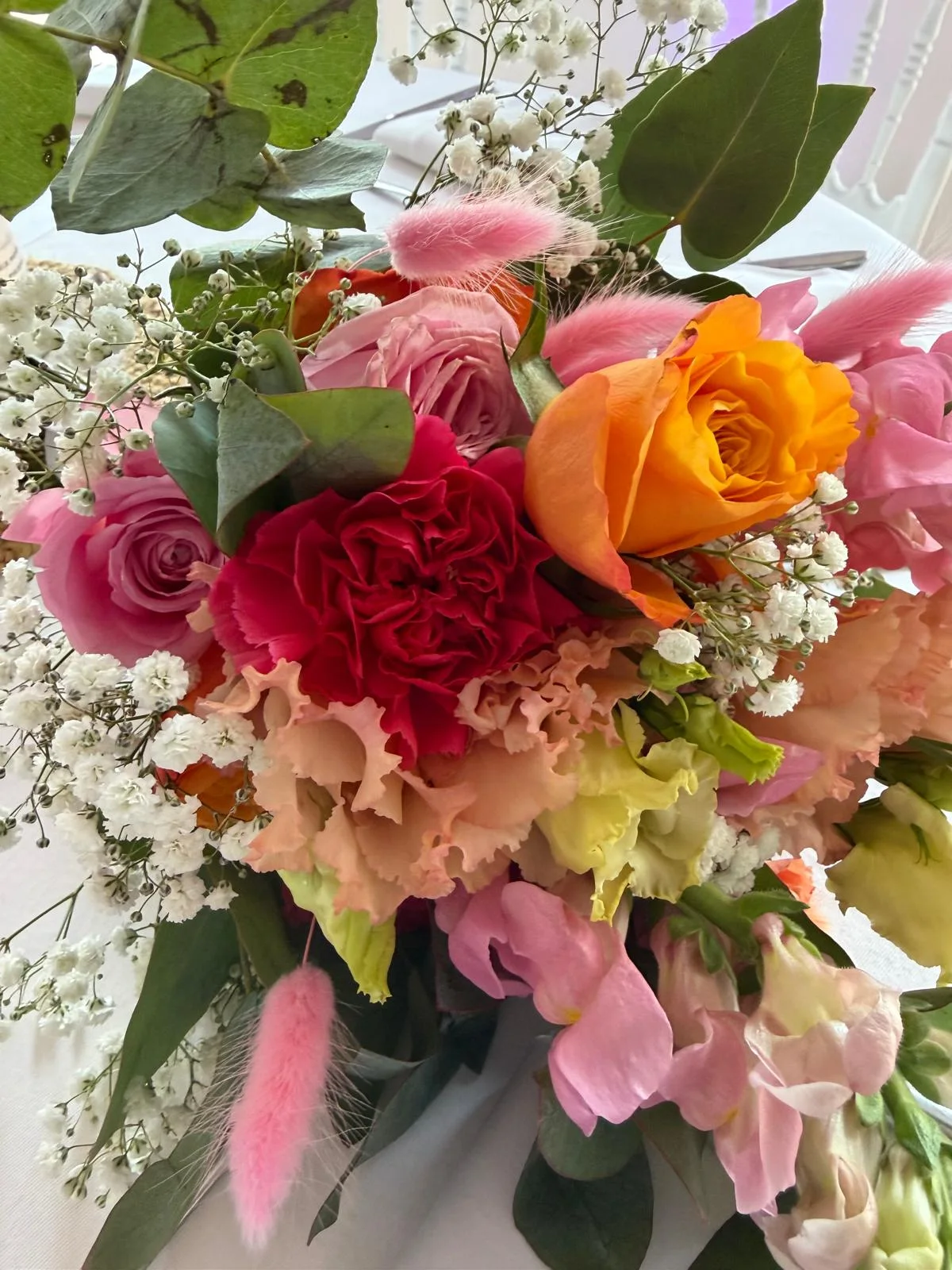 Bouquet de roses rose, corail et orange, gypsophile et lisianthus – Armony's Déco