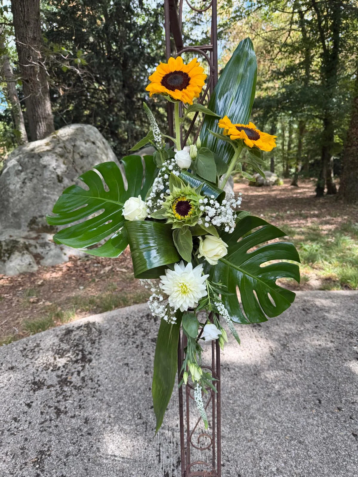 Bouquet de tournesols et roses blanches sur cerceau, en forêt – Armony's Déco