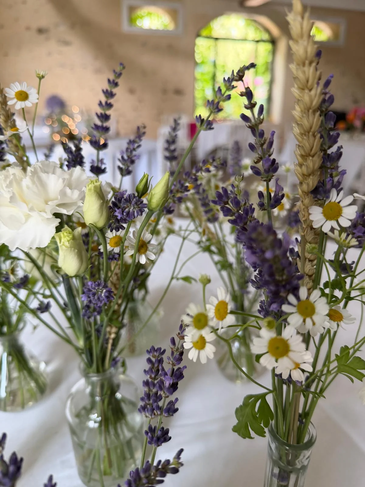 Bouquets champêtres de lavande, marguerites et lisianthus en vases de verre – Armony's Déco