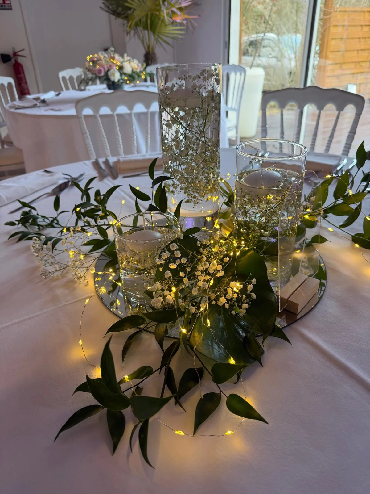 Centre de table en miroir, verreries, roses blanches et gypsophile – Armony's Déco