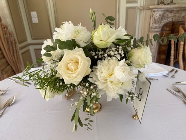 Centre de table en pivoines blanches – Armony's Déco