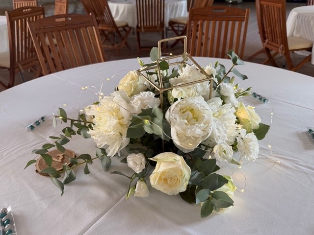 Centre de table en roses blanches et eucalyptus – Armony's Déco
