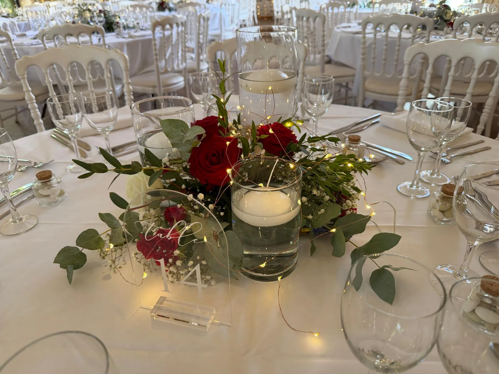 Centre de table en roses rouges, eucalyptus et bougies – Armony's Déco