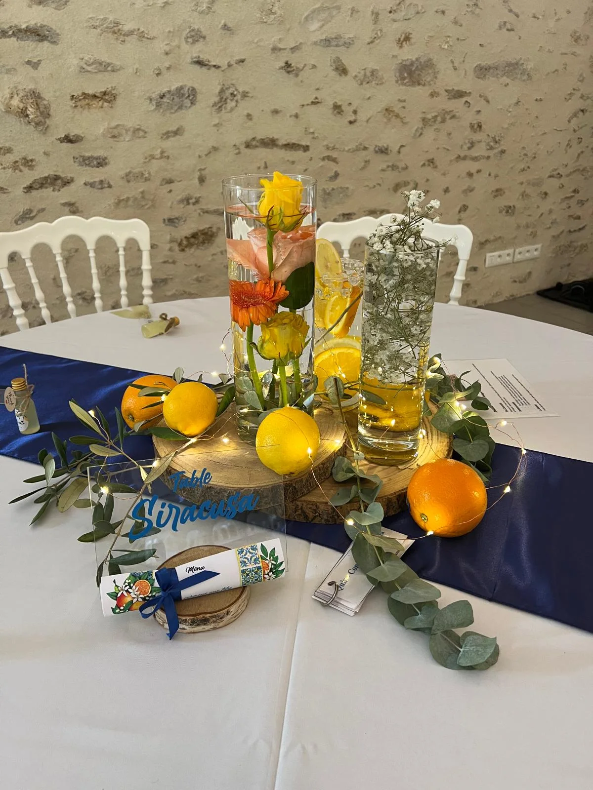 Centre de table thème agrumes : bocaux de citrons et oranges, chemin de table bleu marine – Armony's Déco