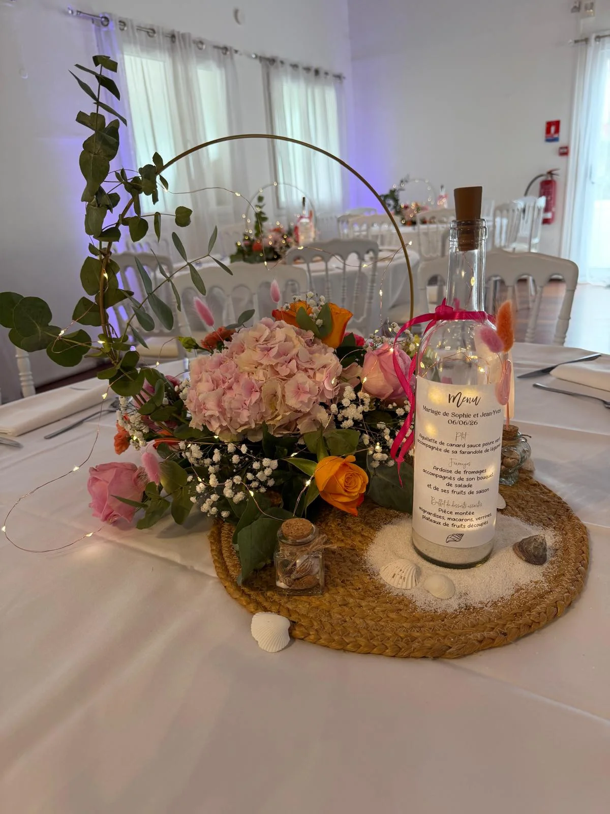 Cerceau doré fleuri, chemin de table en jute et bouteille décorée – Armony's Déco