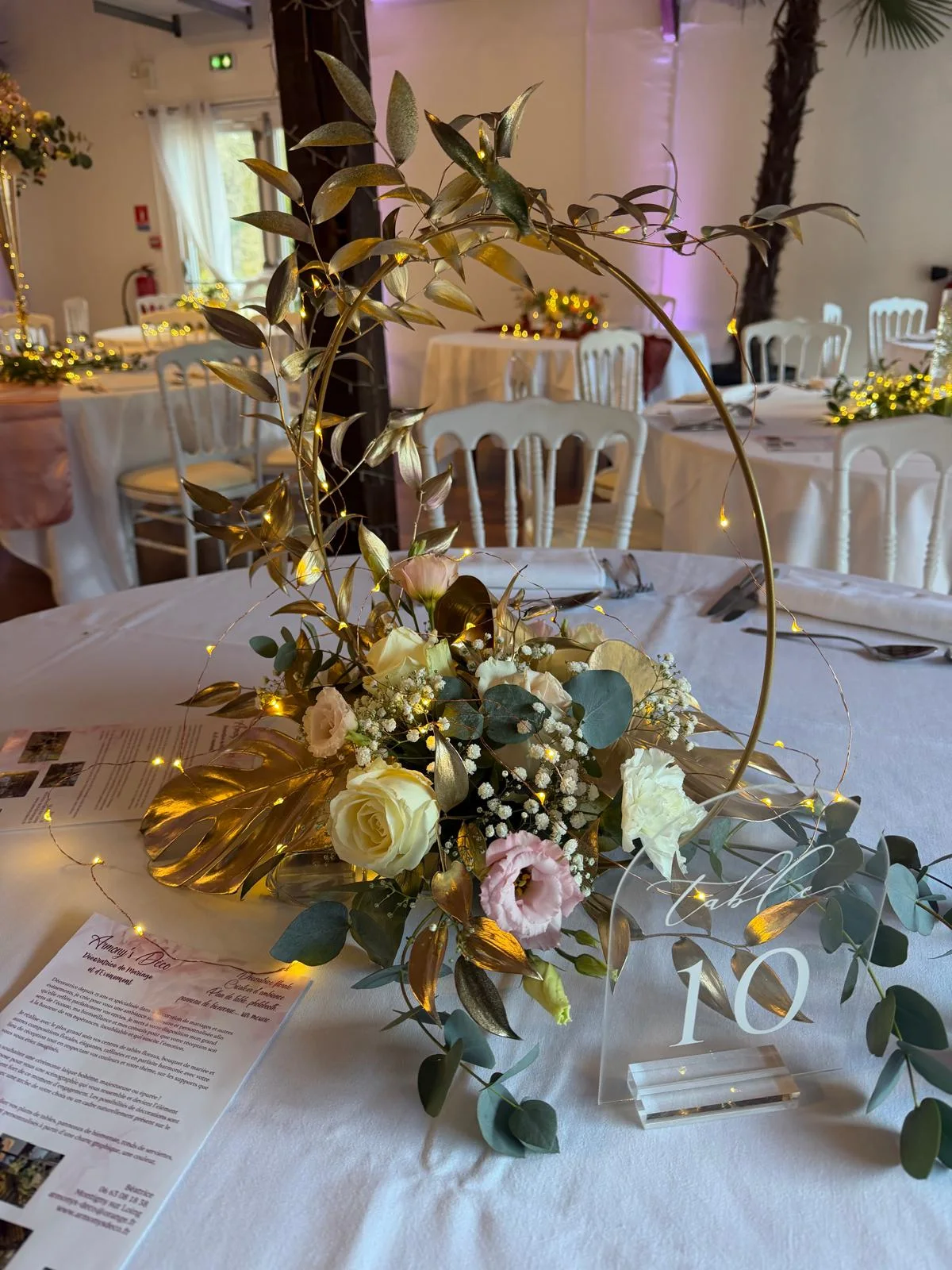 Cerceau doré fleuri de roses et d'eucalyptus sur table ronde – Armony's Déco