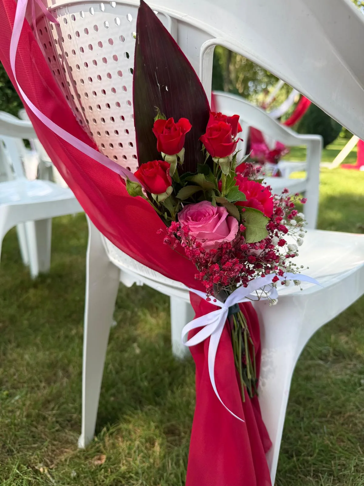 Chaise de cérémonie au voilage rouge, roses rouges et roses – Armony's Déco