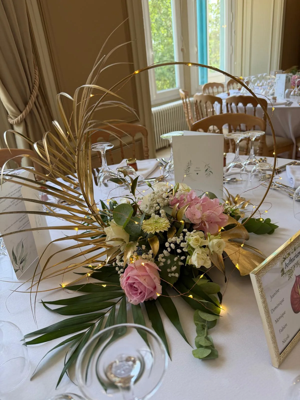 Composition de palmes dorées, roses et fleurs séchées, menu assorti – Armony's Déco