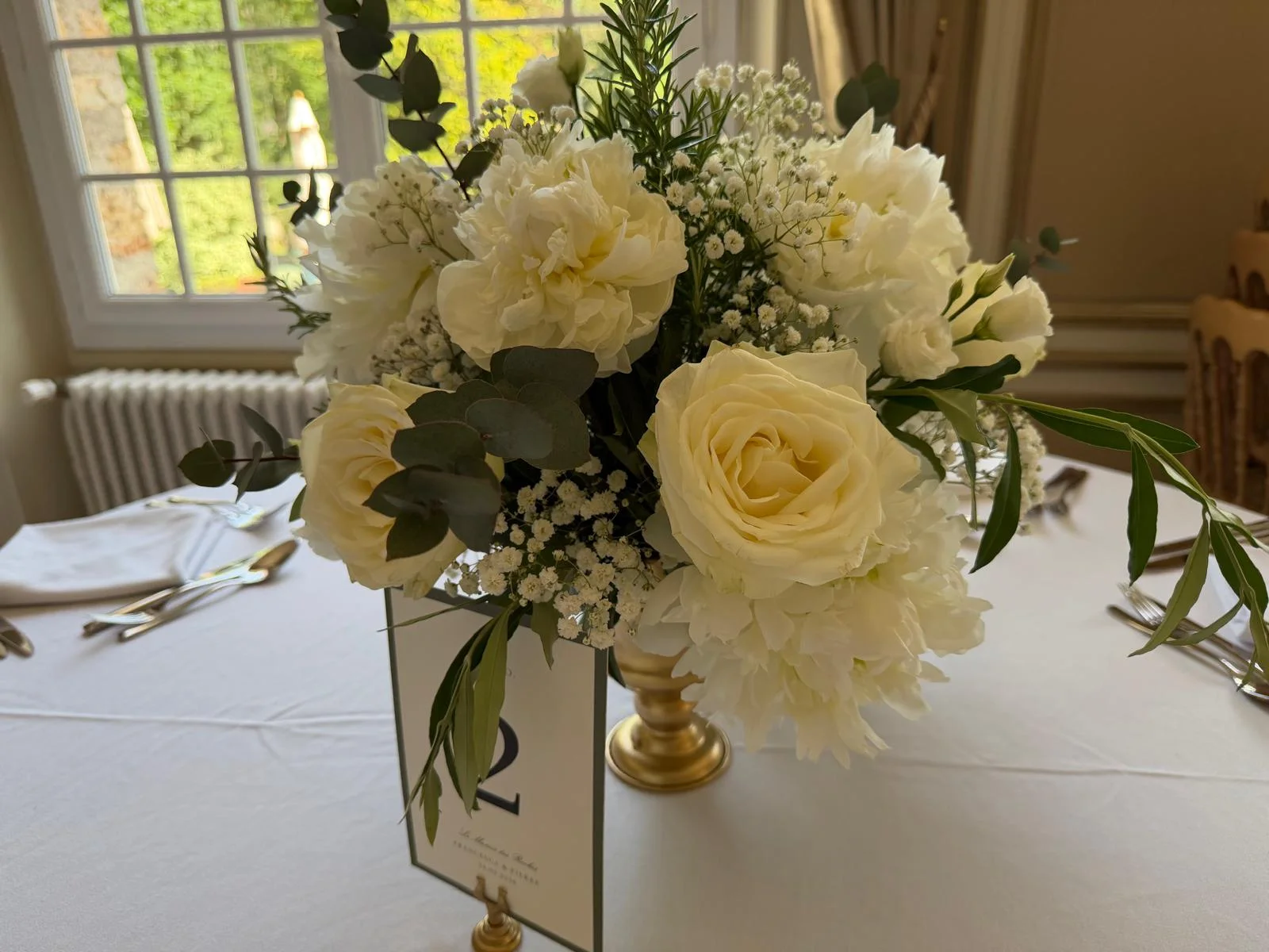 Composition de roses et pivoines blanches sur pied doré, numéro de table – Armony's Déco