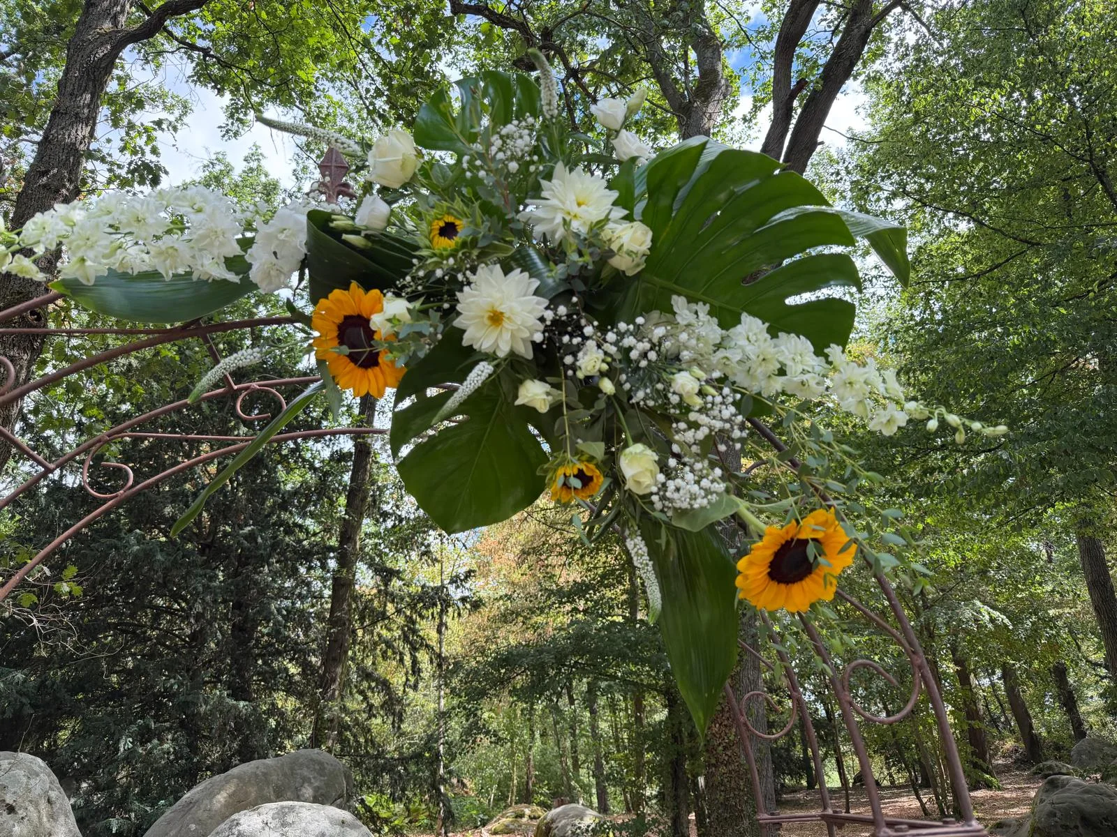 Composition de tournesols, fleurs blanches et monstera, en extérieur – Armony's Déco